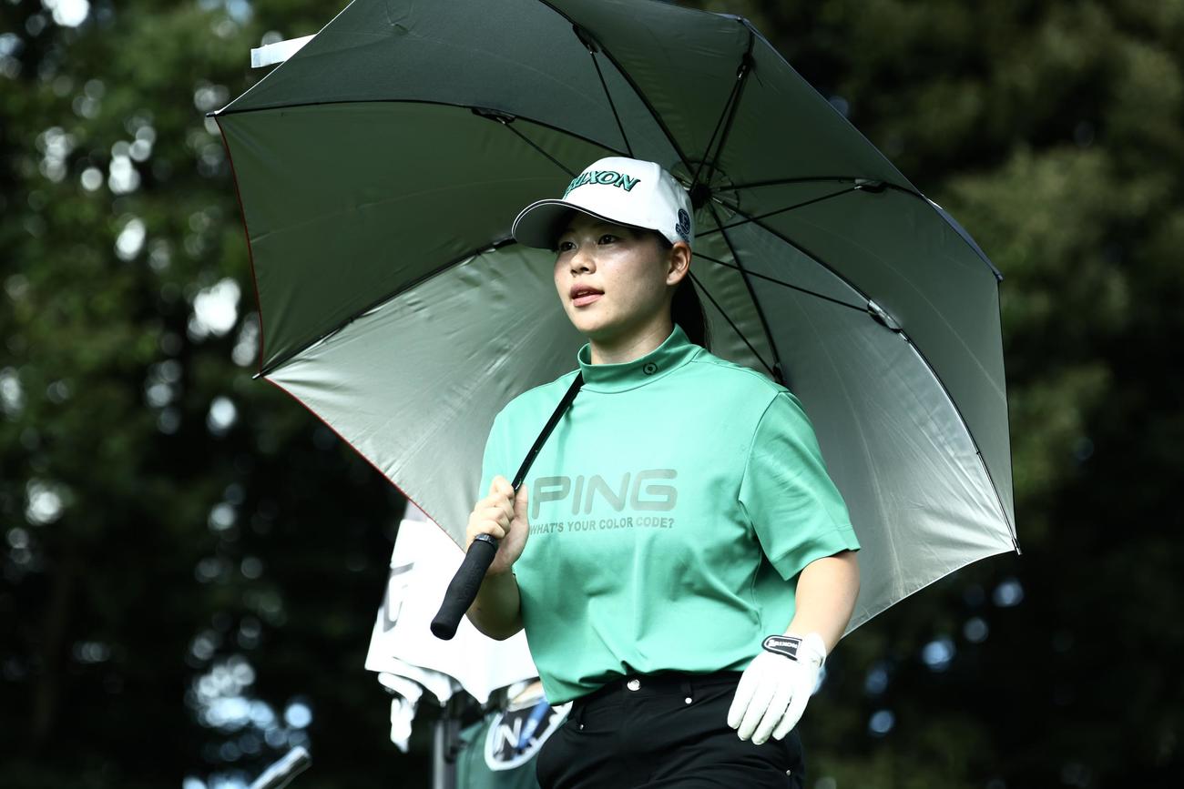 4番、日傘を差し移動する新垣（撮影・河田真司）