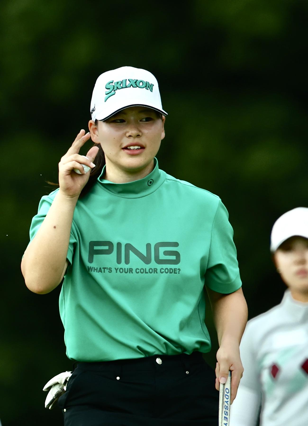 9番、バーディーを決める新垣（撮影・河田真司）