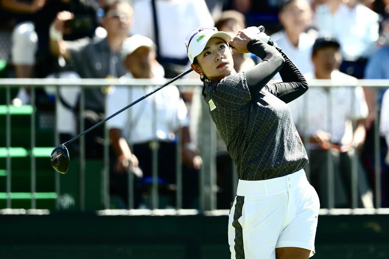 1番、ティーショットを放つ原（撮影・河田真司）