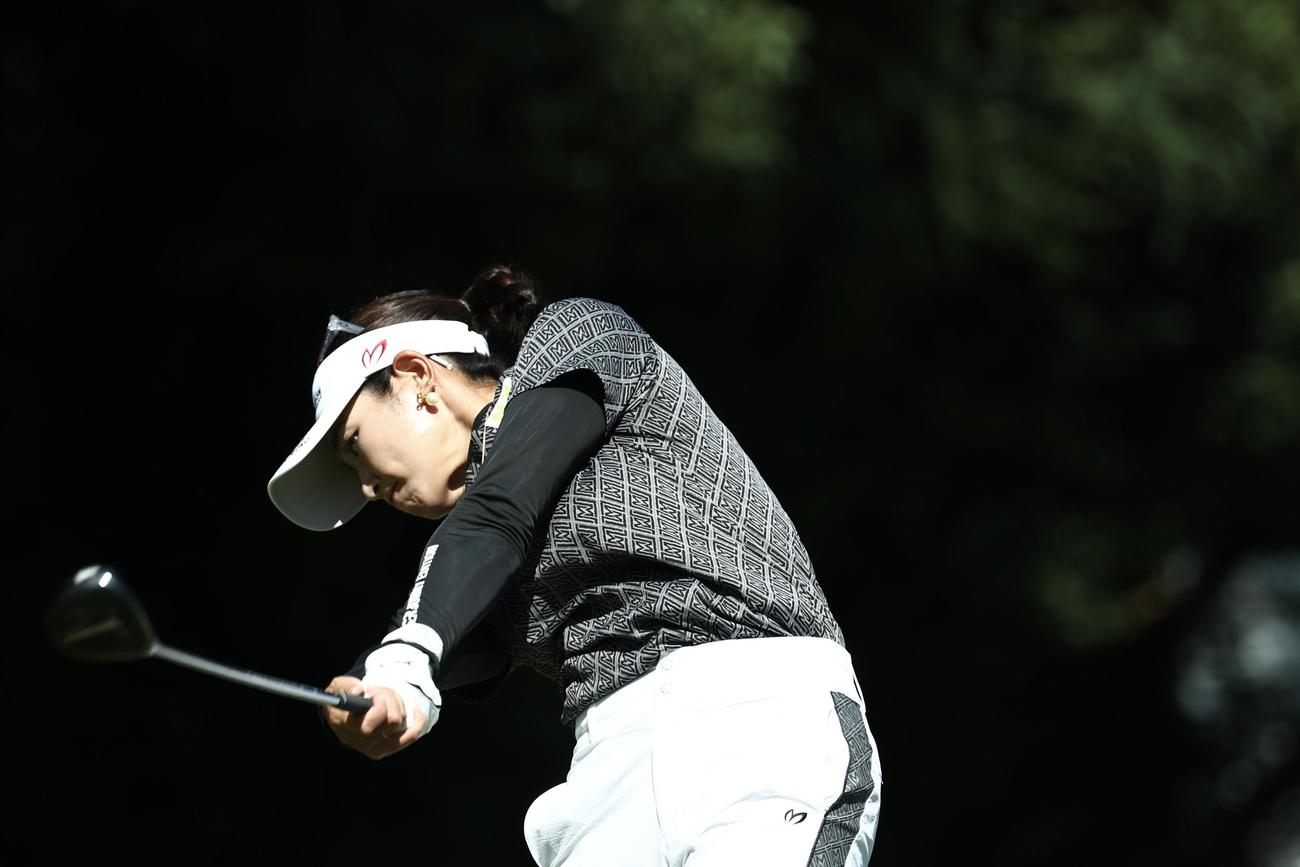 5番、ティーショットを放つ原（撮影・河田真司）
