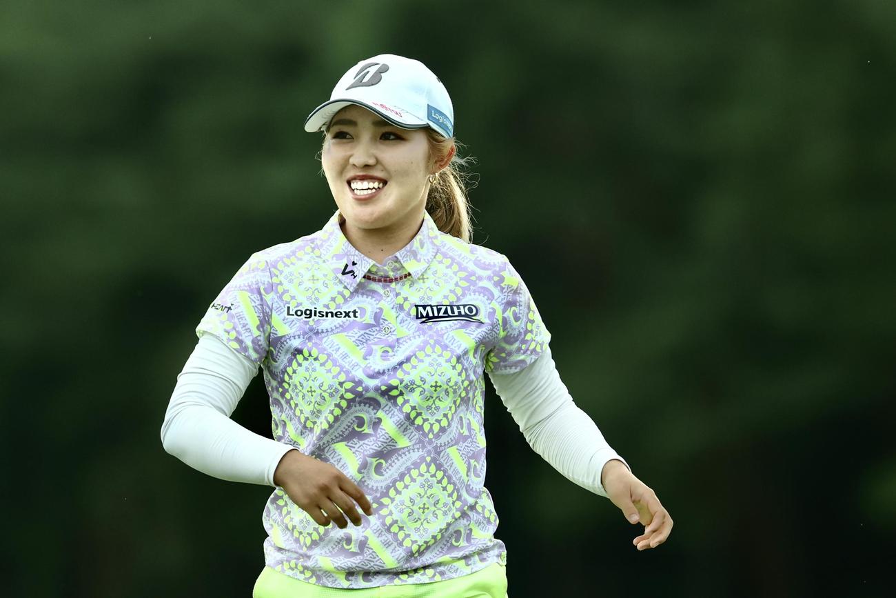 18番、バーディーパットを決め笑顔を見せる古江（撮影・河田真司）