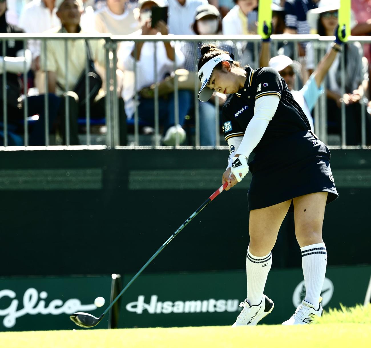 1番、ティーショットを放つ山下（撮影・河田真司）