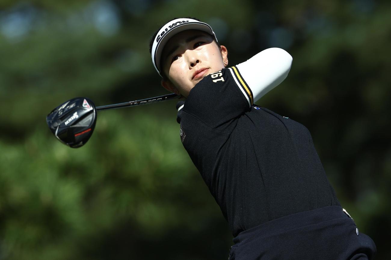 5番、ティーショットを放つ山下（撮影・河田真司）