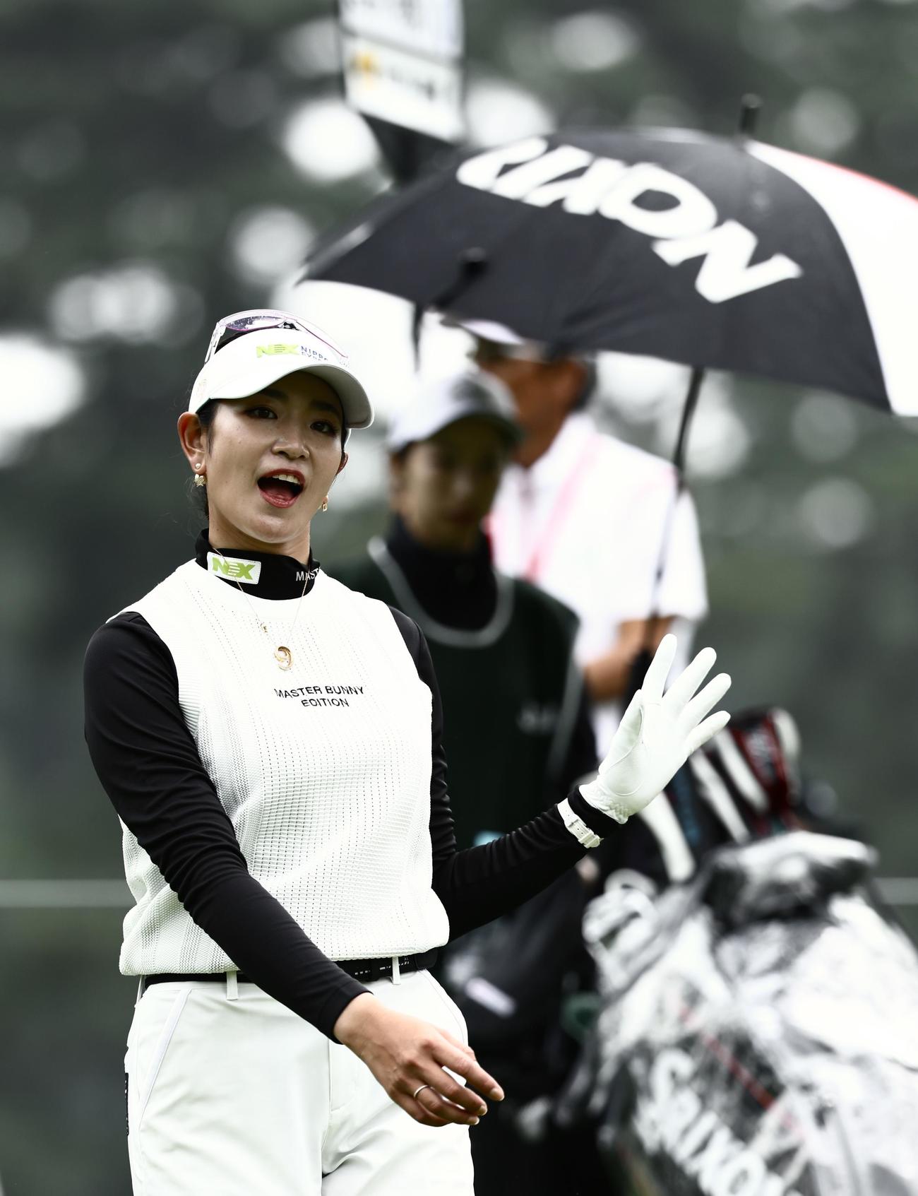 11番、笑顔で移動する原（撮影・河田真司）