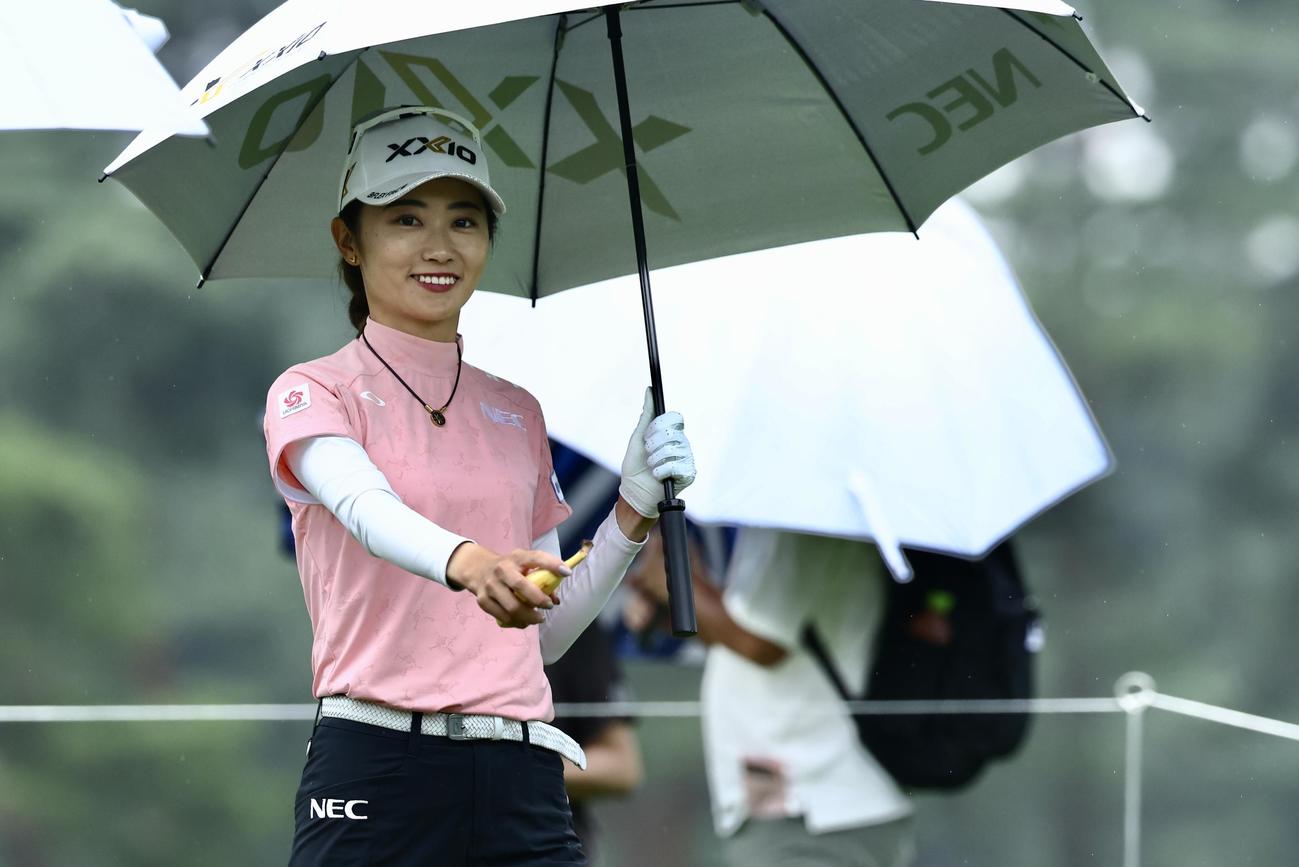 11番、笑顔で移動する安田祐香（撮影・河田真司）