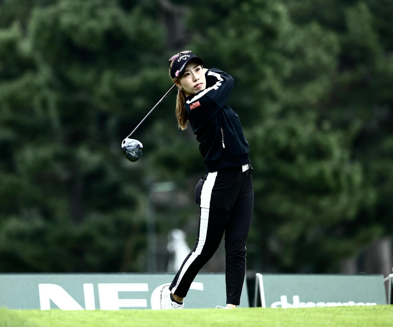 11番、ティーショットを放つ木村彩子（撮影・河田真司）