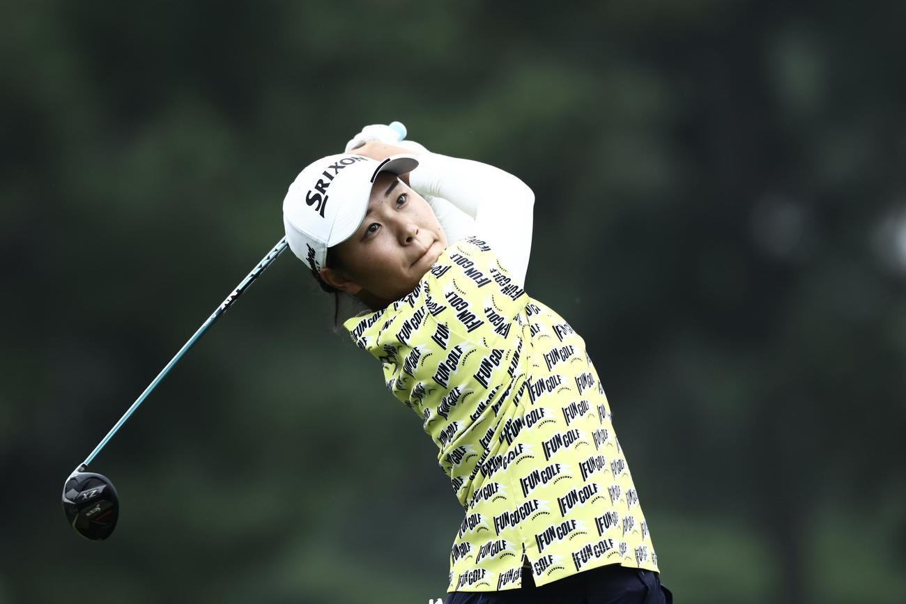 11番、ティーショットを放つ鳥居（撮影・河田真司）