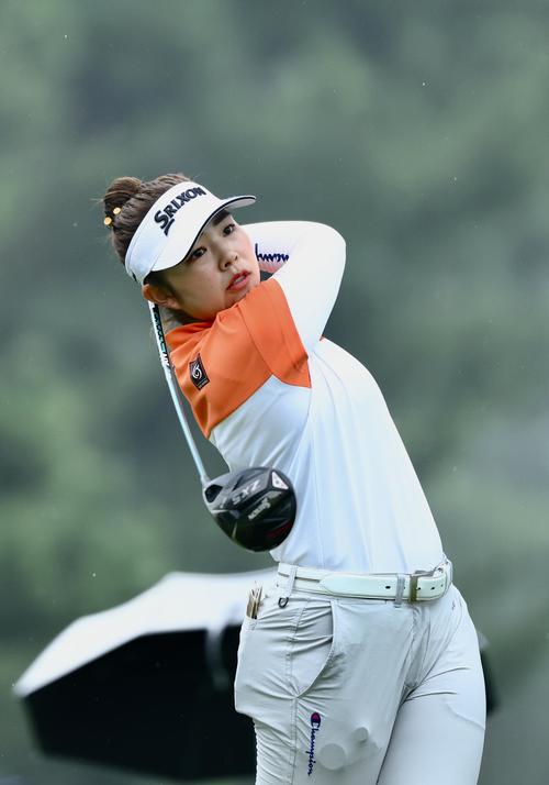 11番、ティーショットを放つ山下（撮影・河田真司）