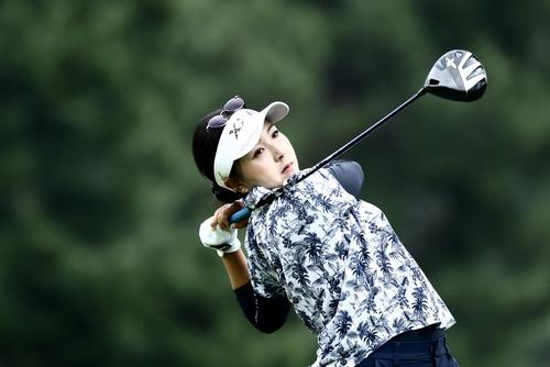 11番、ティーショットを放つ青木（撮影・河田真司）