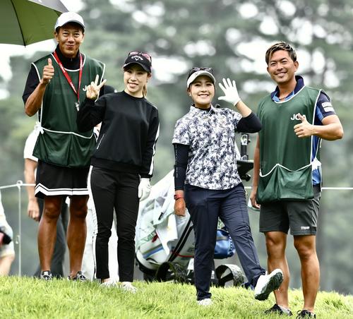 11番、笑顔で移動する木村（中央左）と青木（撮影・河田真司）
