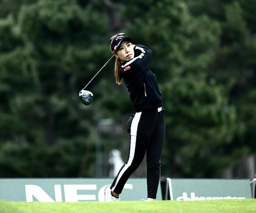 11番、ティーショットを放つ木村彩子（撮影・河田真司）