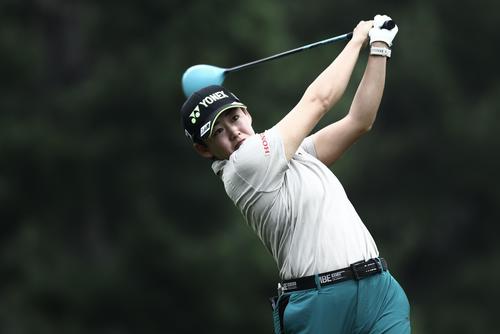 11番、ティーショットを放つ岩井明愛（撮影・河田真司）
