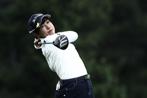 11番、ティーショットを放つ菅沼（撮影・河田真司）