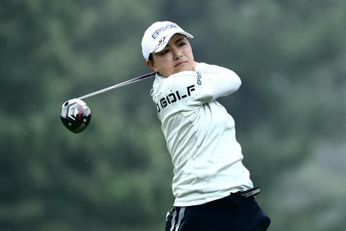 11番、ティーショットを放つ横峯（撮影・河田真司）