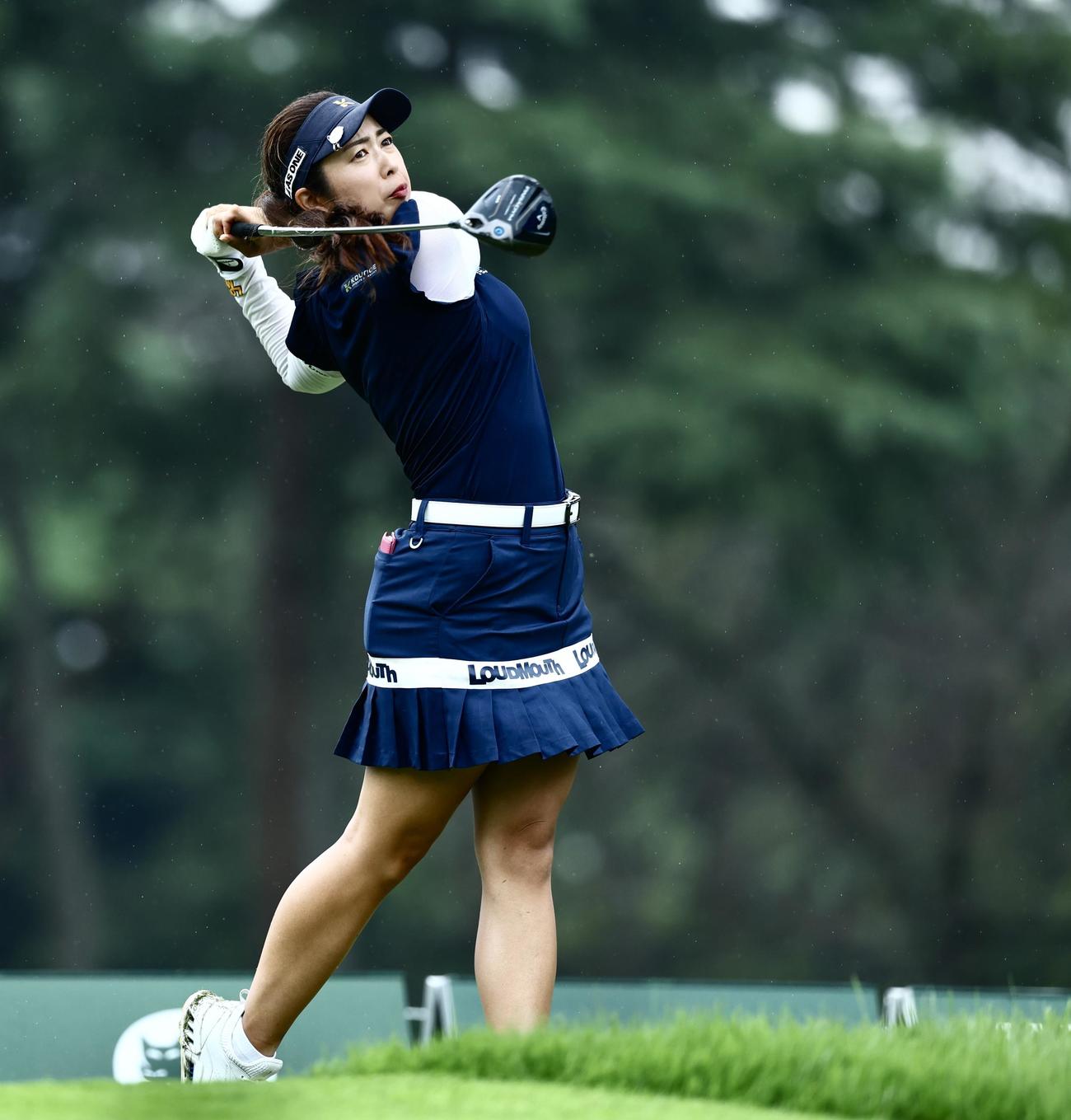 11番、ティーショットを放つ天本（撮影・河田真司）