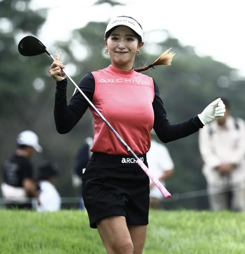 11番、笑顔で移動する臼井（撮影・河田真司）