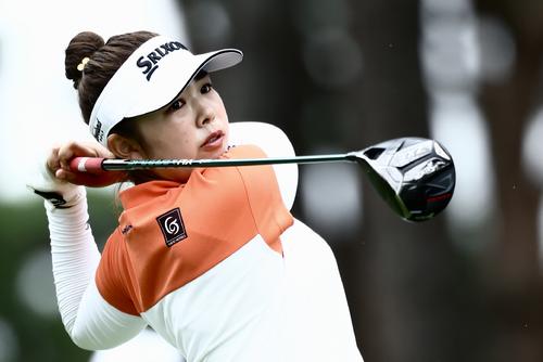 8番、ティーショットを放つ山下（撮影・河田真司）
