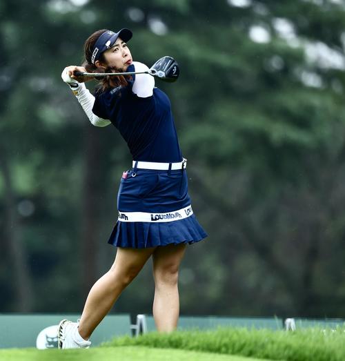 11番、ティーショットを放つ天本（撮影・河田真司）