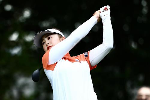 4番、ティーショットを放つ山下（撮影・河田真司）