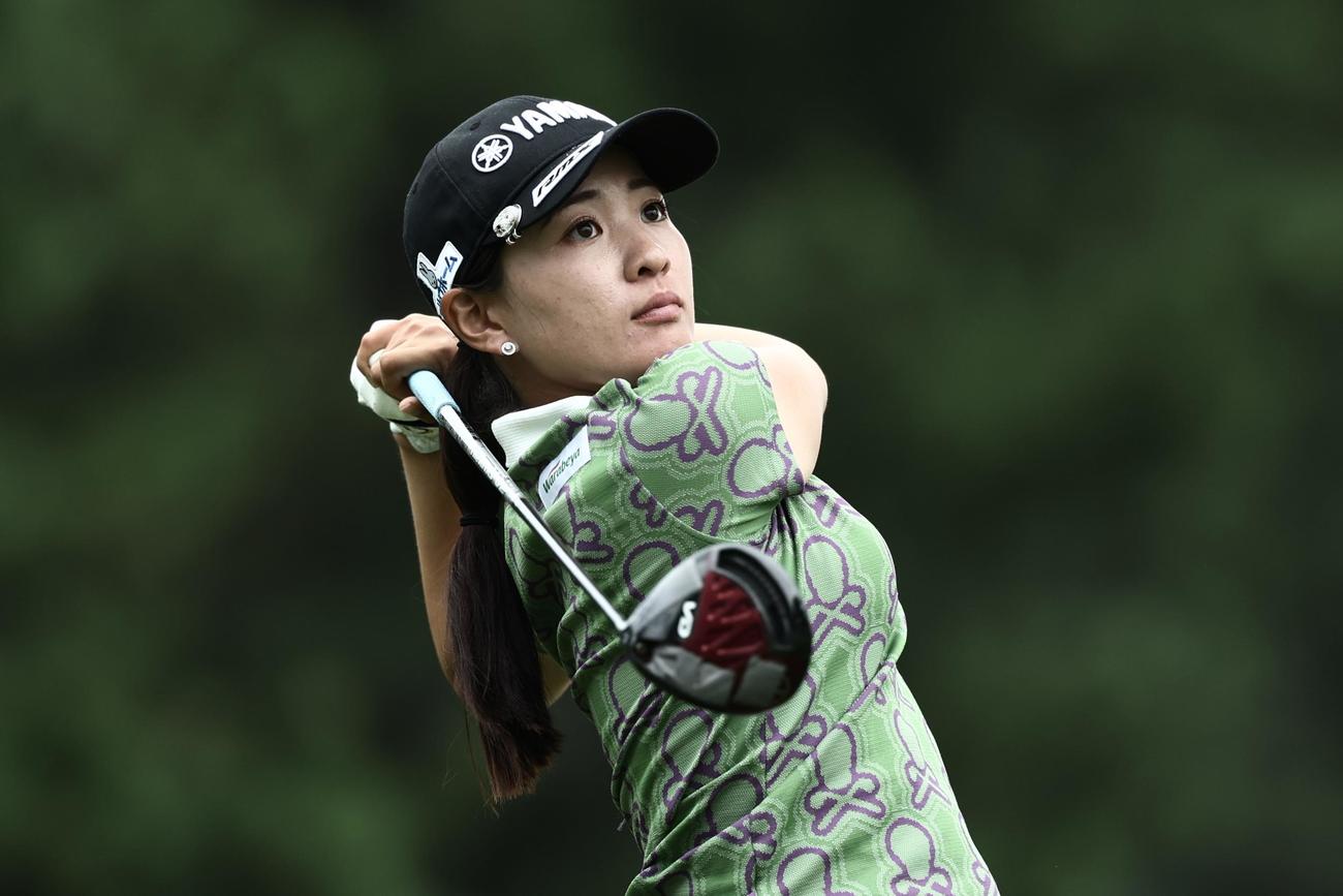 11番、ティーショットを放つ永井（撮影・河田真司）