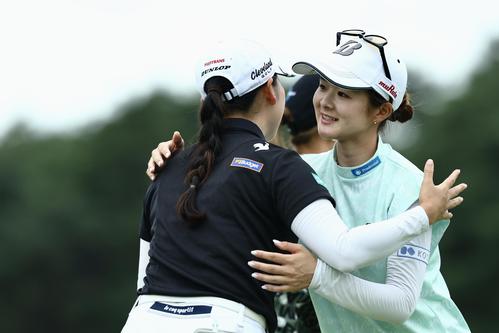 ホールアウトし、小祝（左）とあいさつを交わす川崎（撮影・河田真司）