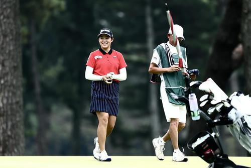 7番、バーディーを決め笑顔で移動する岩永（撮影・河田真司）