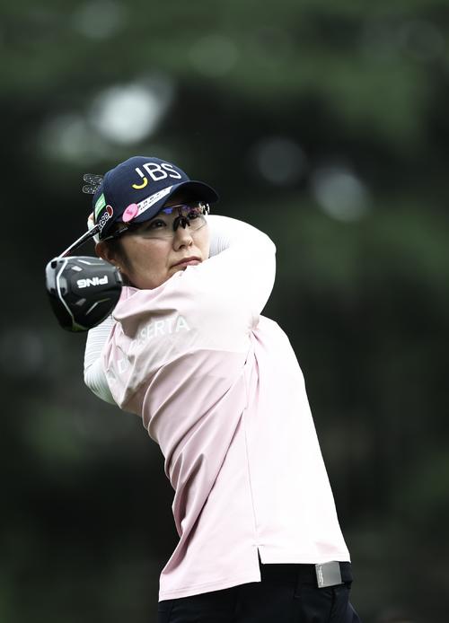 11番、ティーショットを放つ藤田（撮影・河田真司）