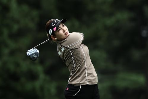 11番、ティーショットを放つ吉本（撮影・河田真司）