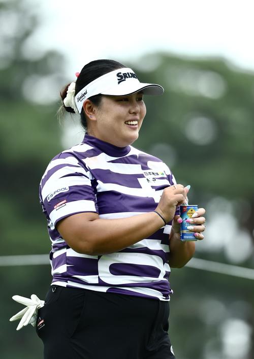 11番、笑顔で移動するささき（撮影・河田真司）