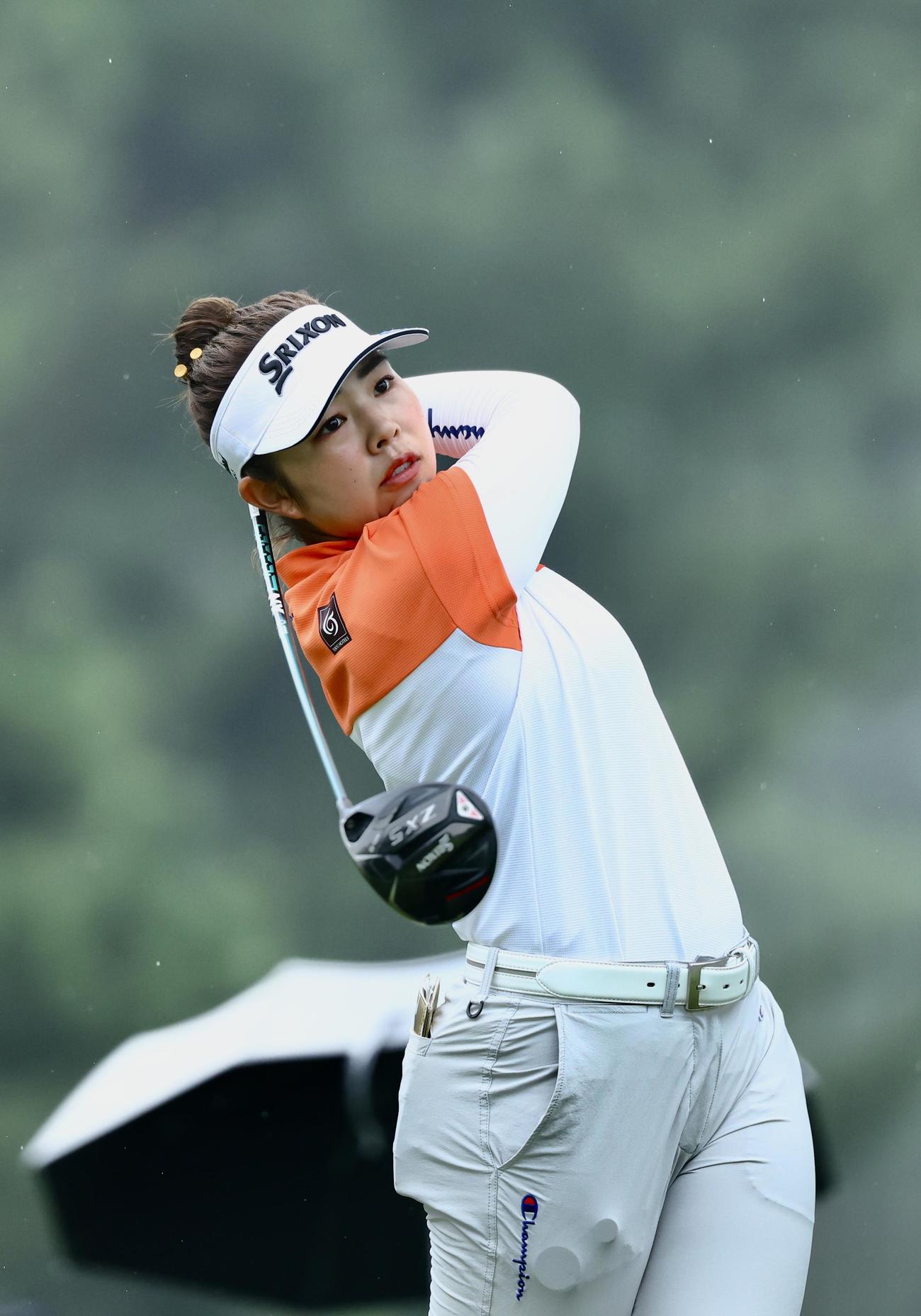 11番、ティーショットを放つ山下（撮影・河田真司）
