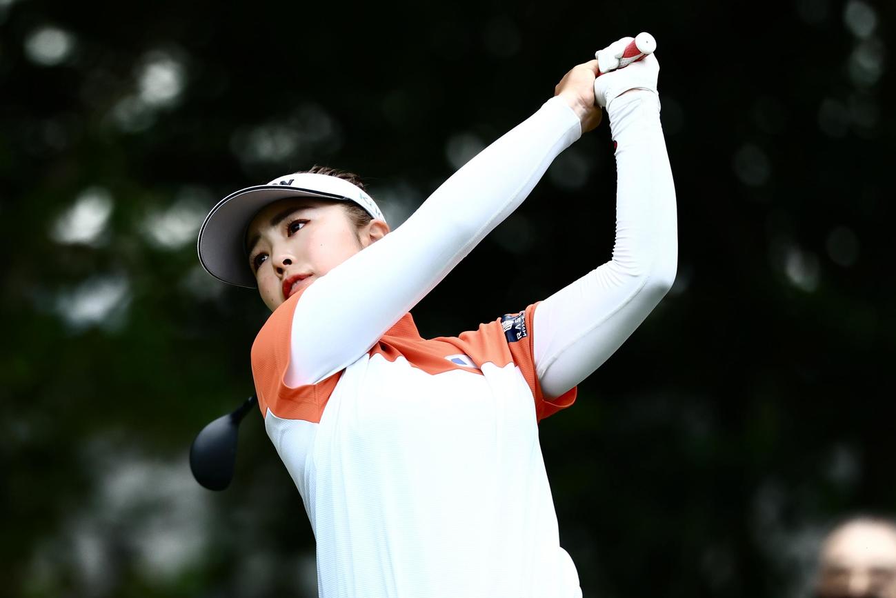 4番、ティーショットを放つ山下（撮影・河田真司）