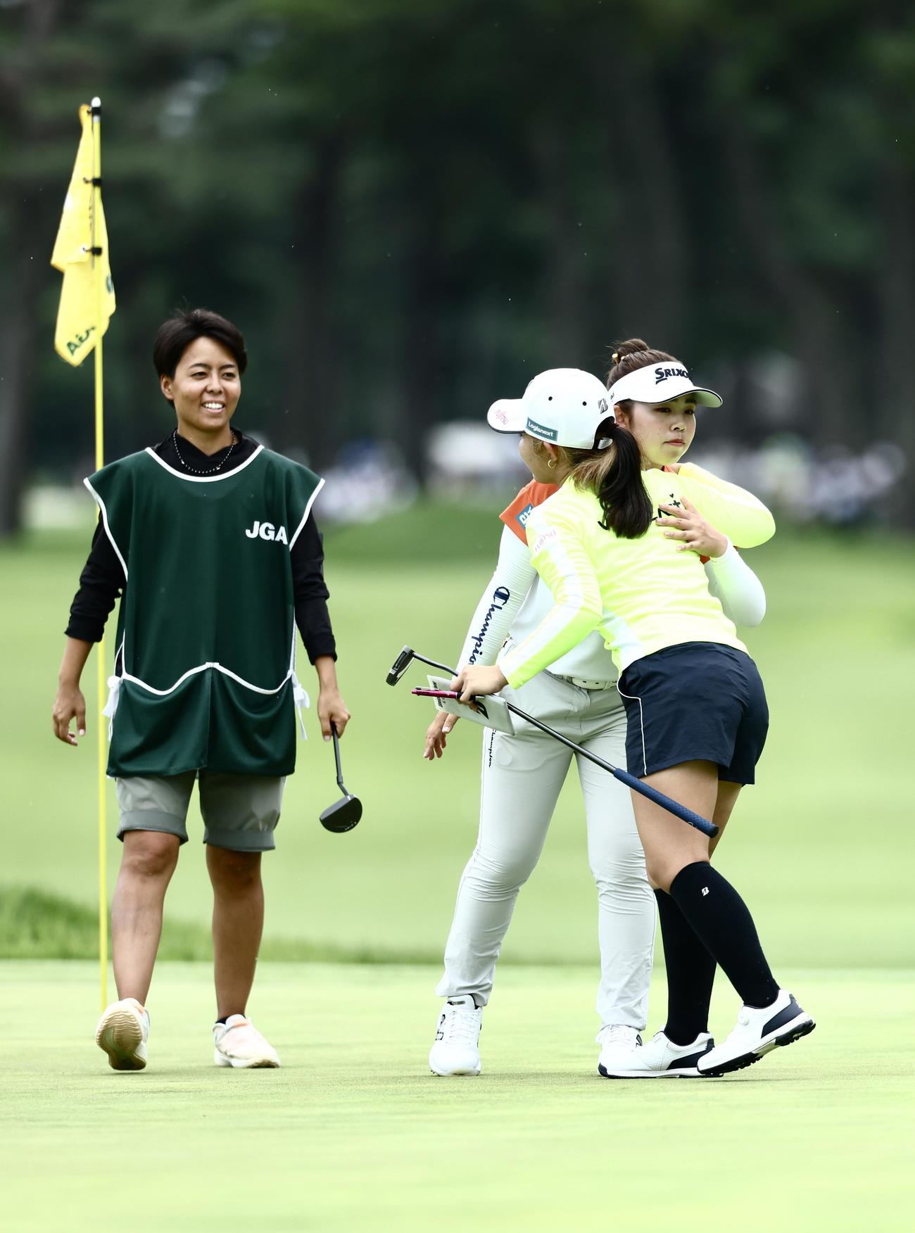 ホールアウトし、古江（右）とあいさつを交わす山下（撮影・河田真司）