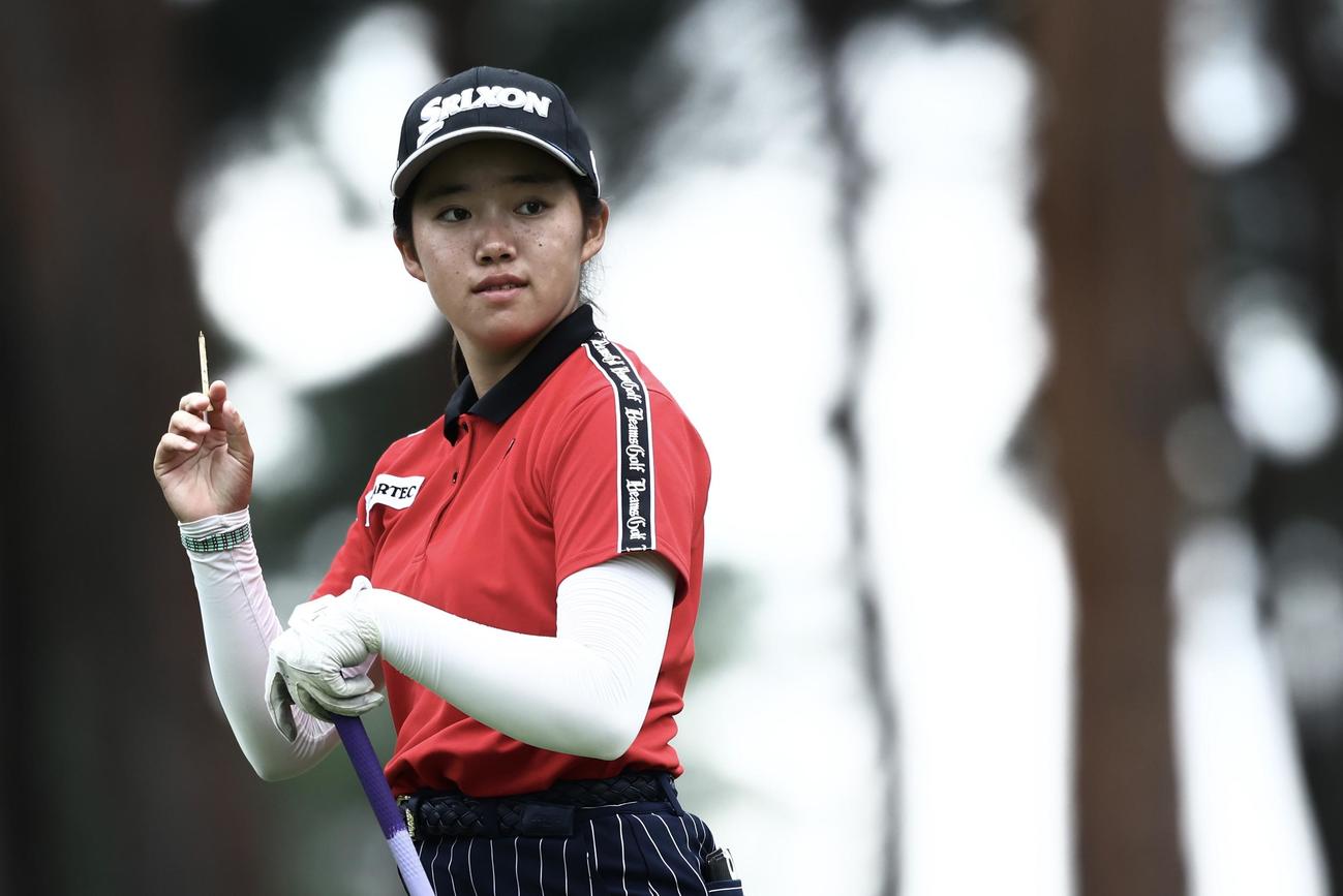 8番、ティーショットを放つ岩永（撮影・河田真司）