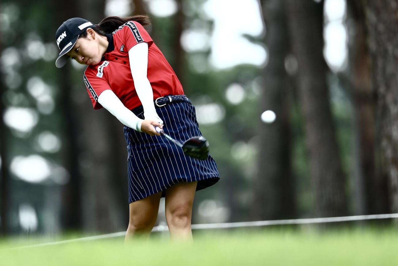 8番、ティーショットを放つ岩永（撮影・河田真司）