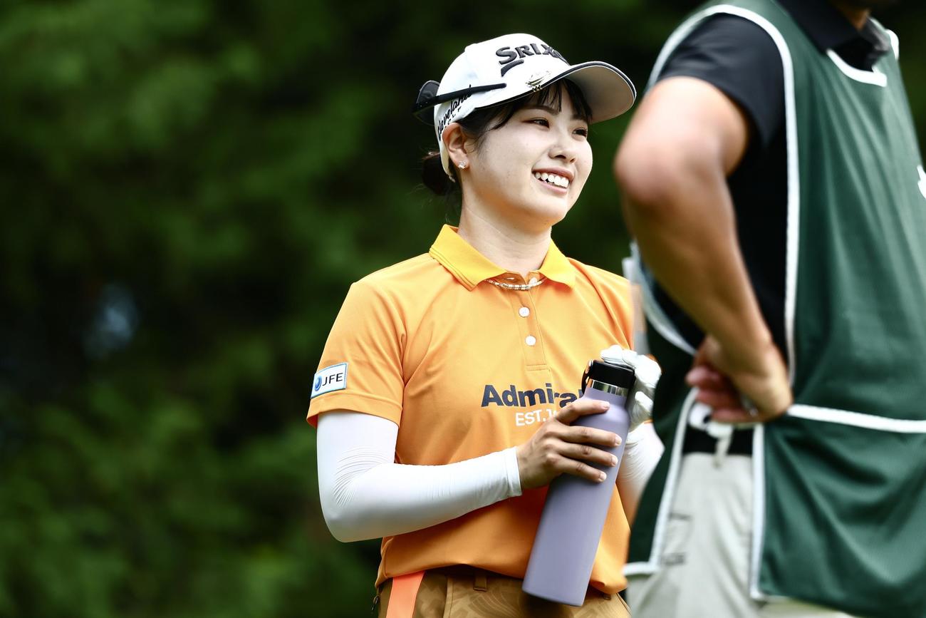 3番、笑顔を見せる尾関（撮影・河田真司）