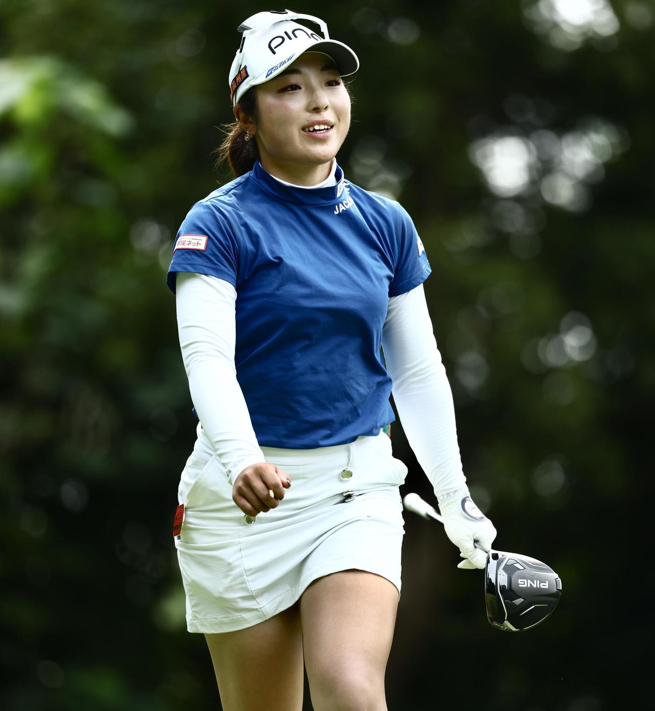 3番、ティーショットを放ち移動する佐久間朱莉（撮影・河田真司）