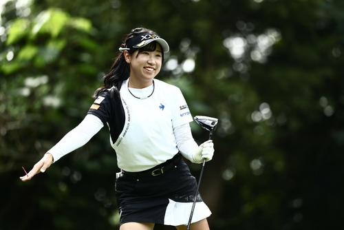 3番、ティーショットを放ち打球の行方を見つめる菅沼（撮影・河田真司）