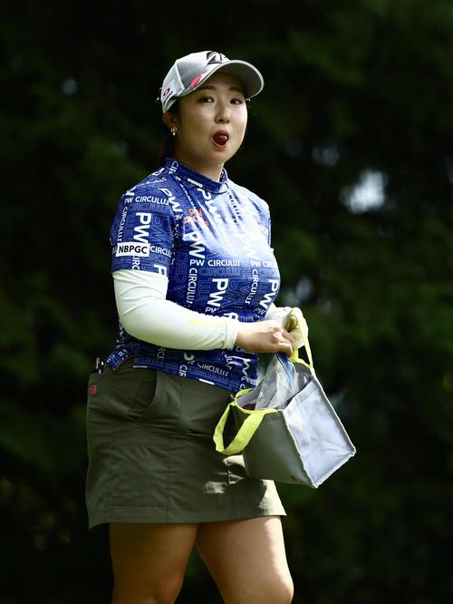 3番、果物を食べる阿部（撮影・河田真司）