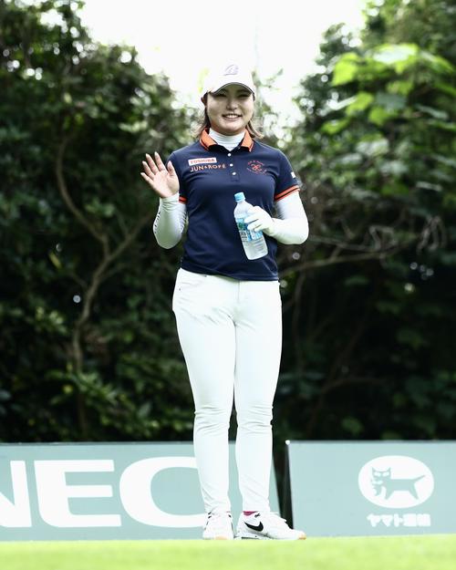 3番、笑顔で手を振る高橋（撮影・河田真司）