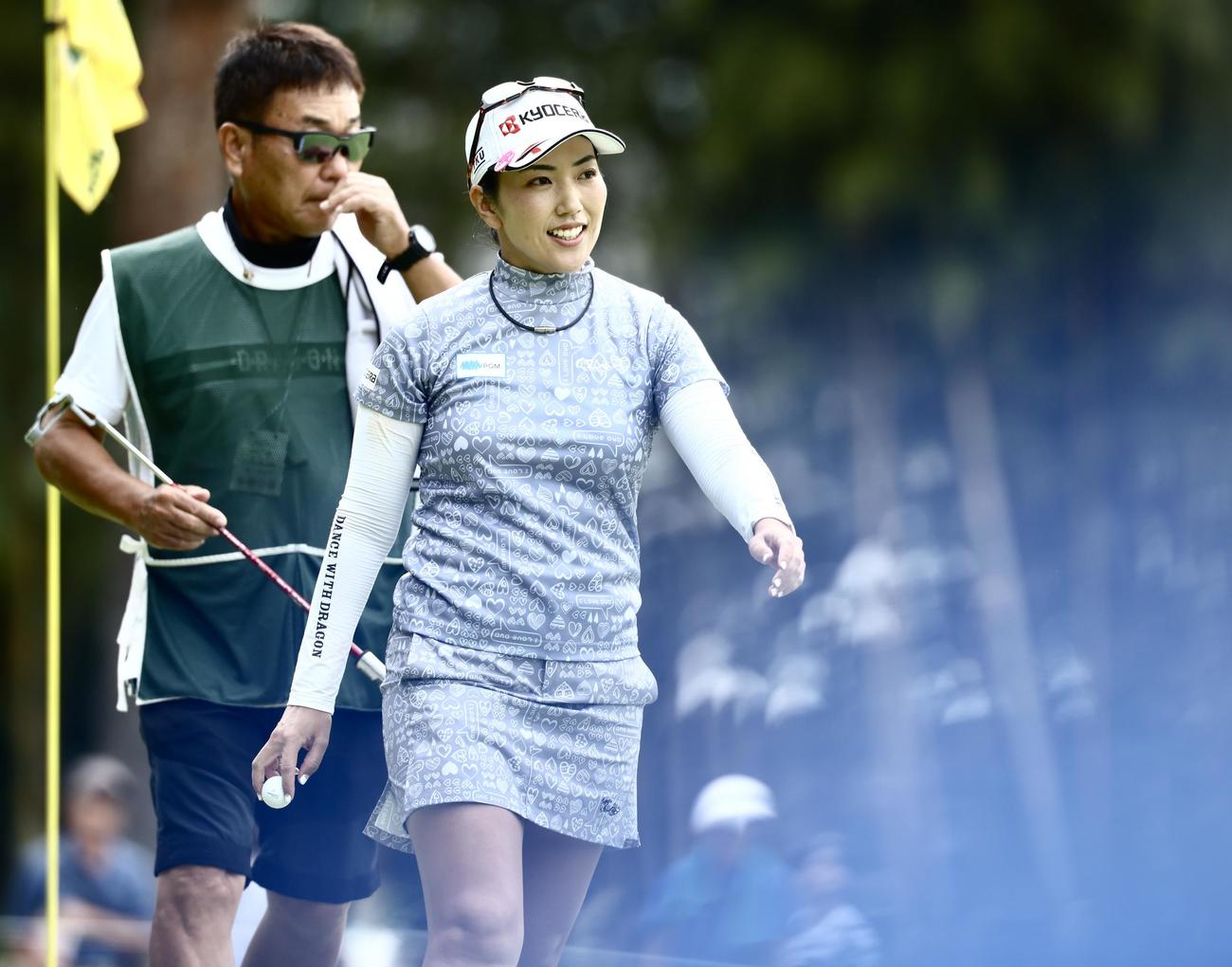 2番、バーディーを決め移動する笠（撮影・河田真司）