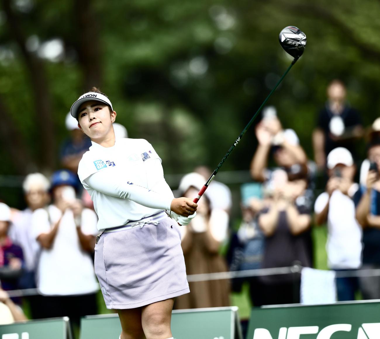 8番、ティーショットを放つ山下（撮影・河田真司）