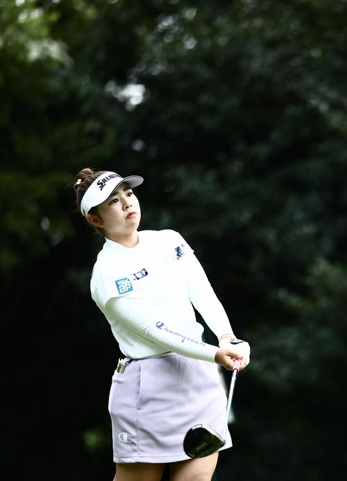 3番、ティーショットを放つ山下（撮影・河田真司）