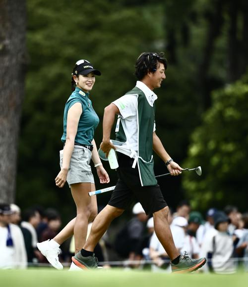 9番、笑顔で移動する原（撮影・河田真司）