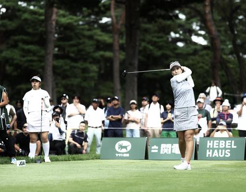 8番、ティーショットを放つ笠（撮影・河田真司）