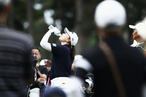 14番、水分補給する竹田（撮影・河田真司）