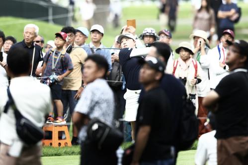 14番、ティーショットを放つ竹田（撮影・河田真司）