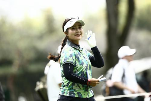 3番、笑顔で移動する青木（撮影・河田真司）