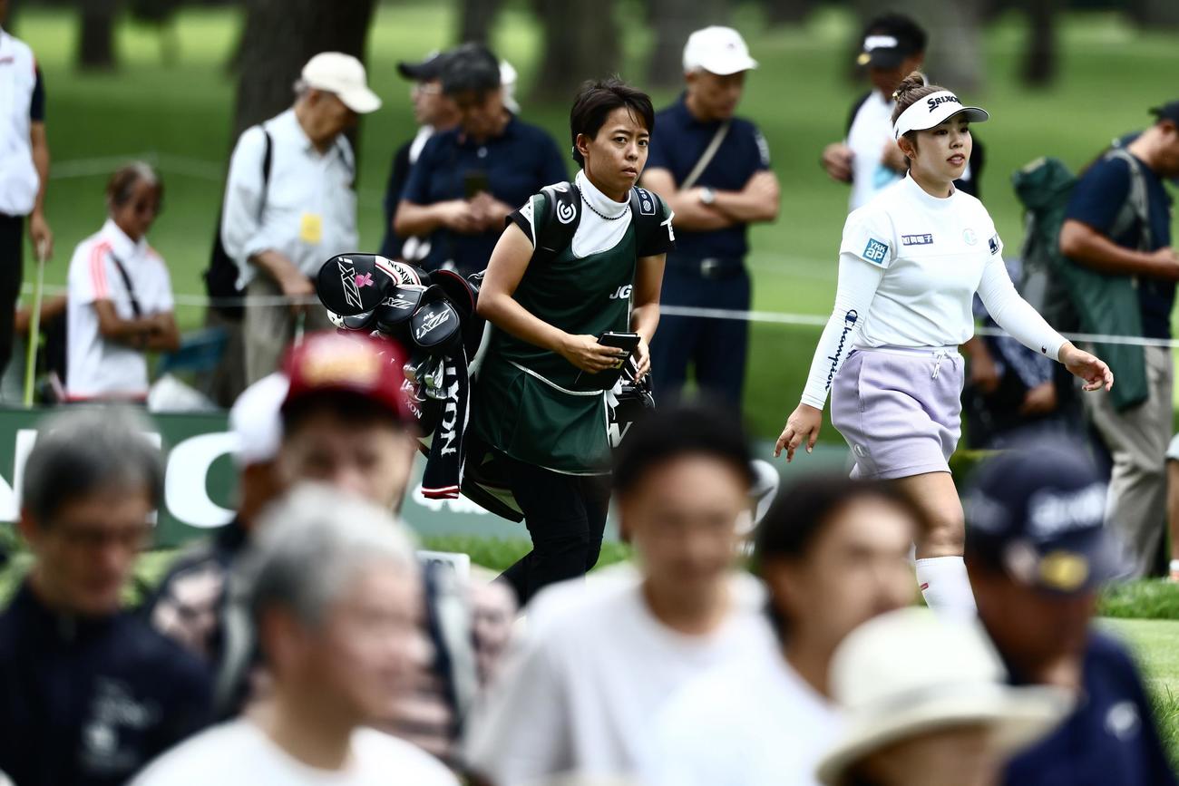 18番、ティーショットを放ち移動する山下（右）（撮影・河田真司）