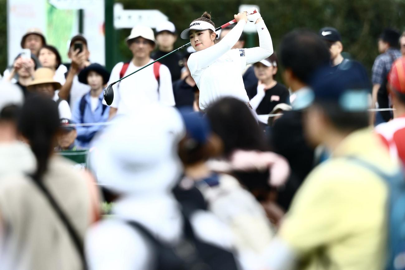 18番、ティーショットを放つ山下（撮影・河田真司）
