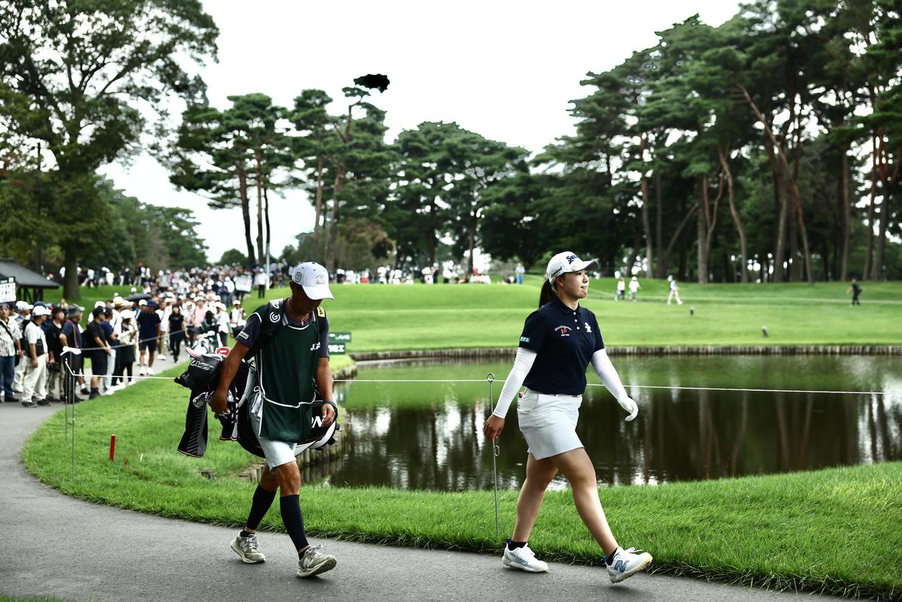 17番、ティーショットを放ち移動する竹田（右）（撮影・河田真司）